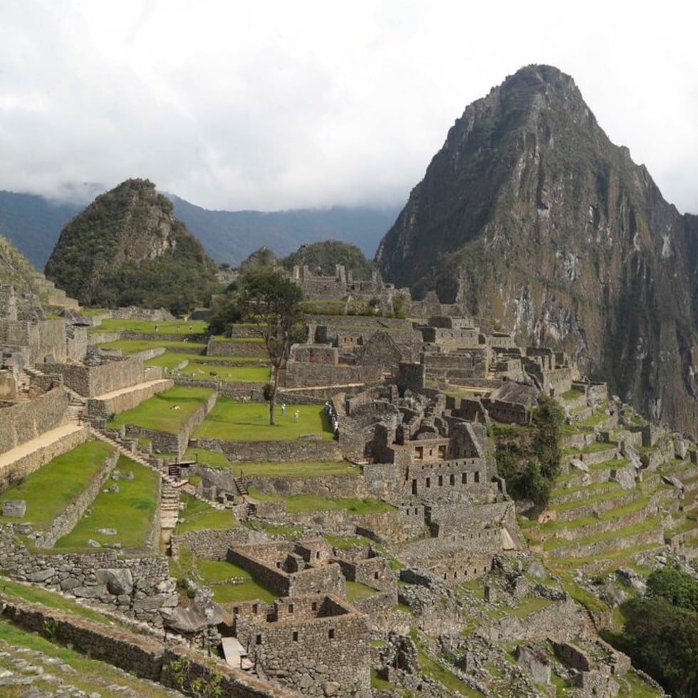 ARCHIVO - El sitio arqueológico de Machu Picchu está desprovisto de turistas mientras está cerrado por la pandemia de COVID-19 en el departamento de Cusco, Perú, el 27 de octubre de 2020. La ciudadela reabrió el miércoles 15 de febrero de 2023 después de haber estado cerrada durante casi un mes en medio de protestas antigubernamentales, según el Ministerio de Cultura. (AP Foto/Martín Mejía, Archivo)