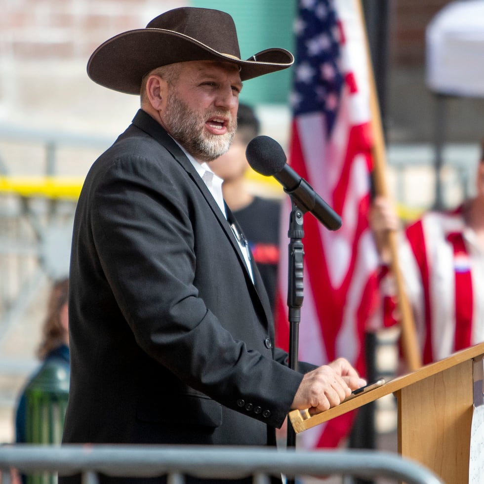 En esta imagen del 3 de abril de 2021, Ammon Bundy se dirige a unos 50 seguidores frente al tribunal del condado de Ada, en el centro de Boise.