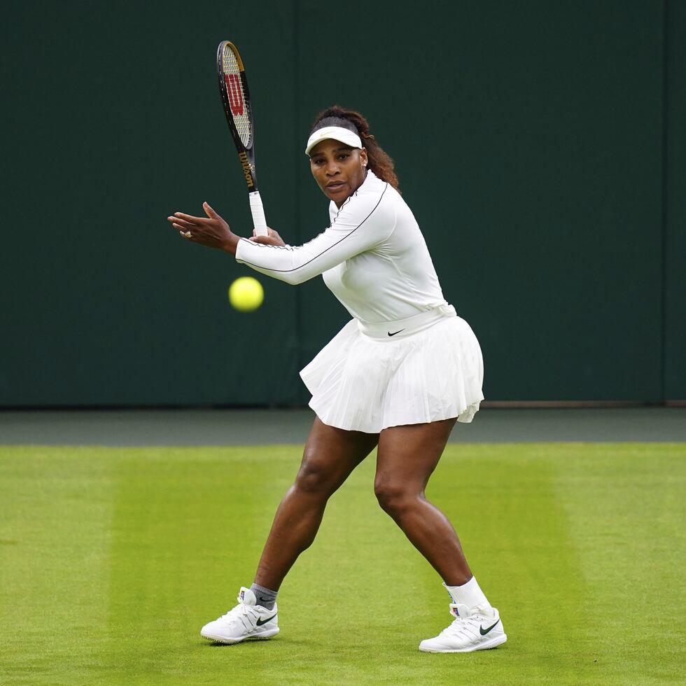 Serena Williams durante una práctica en el Centre Court previo a Wimbledon.