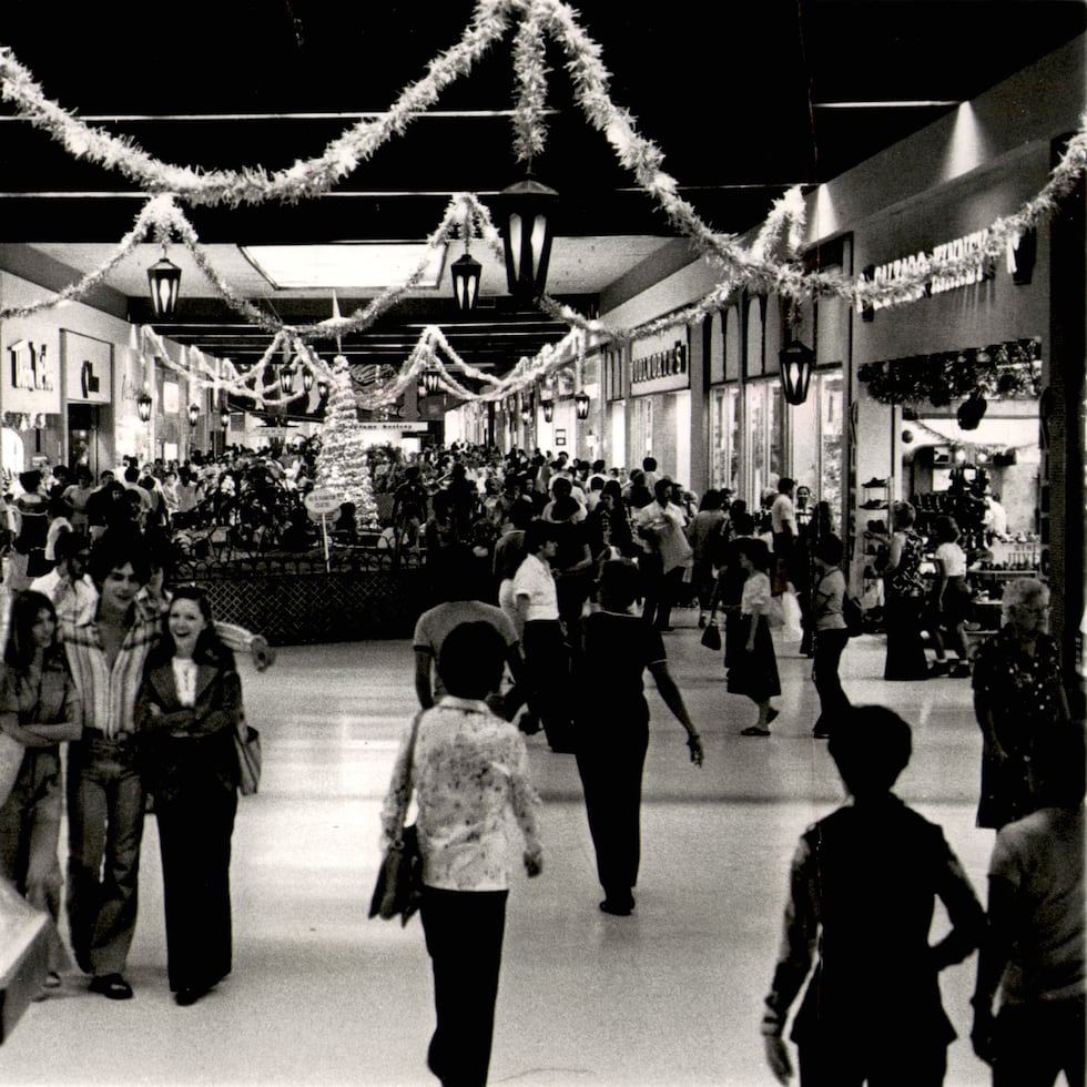 Imagen del 27 de diciembre de 1977 que se puede visibilizar la decoración navideña. En la actualidad, cientos de personas visitan el centro comercial para ver los ornamentos en el tiempo de Navidad.