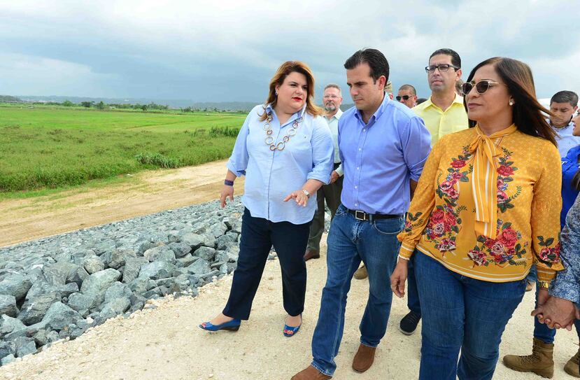 La comisionada residente, Jenniffer González, el gobernador Ricardo Rosselló y la alcaldesa de Barceloneta, Wanda Soler.