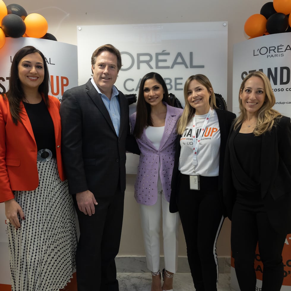 Los resultados muestran que el 97% de las personas que han recibido la formación de Stand Up se sienten más capacitadas para enfrentar el acoso callejero. En la foto, Rosa Vargas, Dave Hughes, Yizette Cifredo, Isabel Menendez y Lianna Camacho.