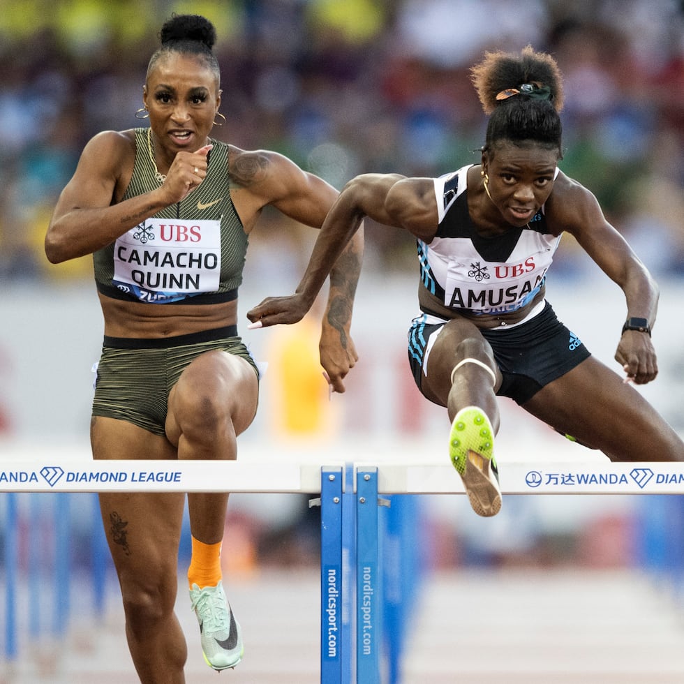 Jasmine Camacho-Quinn, a la izquierda, pasando una de las vallas en la final de la Liga Diamante por detrás de la eventual ganadora de la carrera y del título, la nigeriana Tobi Amusan.