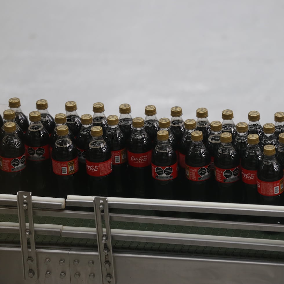 Fotografía de archivo de una producción del gigante de los refrescos Coca Cola, que ahora, más allá de su marca de aguas carbonatadas con alcohol, Topo Chico, tendrá también una bebida de 5% de alcohol, en conjunto con la marca de whisky Jack Daniel's.
