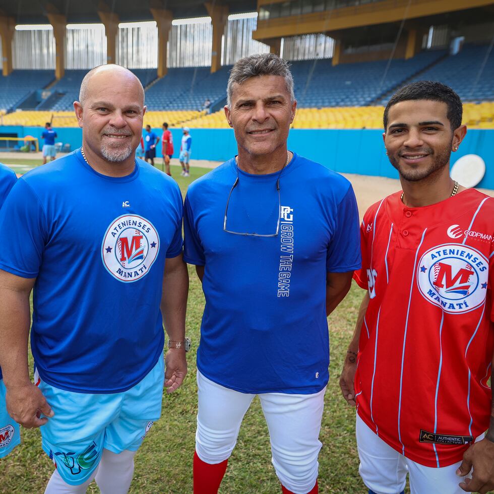 De izquierda a derecha, Jesmuel Valentín, Javier Valentín, Tony Valentín y Yomar Valentín, miembros de los Atenienses de Manatí, el pueblo natal de la familia.