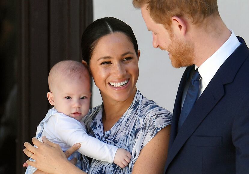 Meghan Markle y el príncipe Harry han querido proteger la vida de su hijo y que crezca en un ambiente diferente al que ofrece la institución monárquica. (Archivo / EFE)