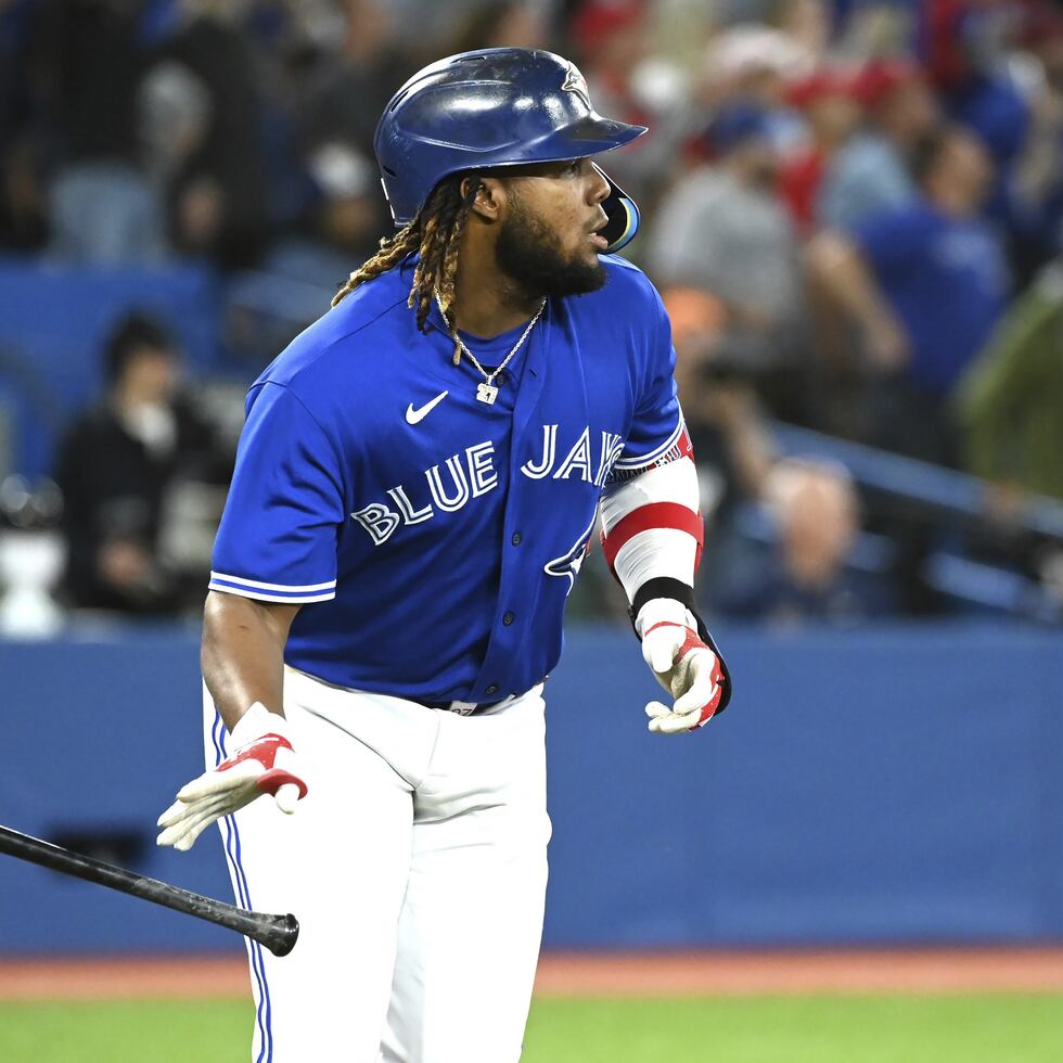 Vladimir Guerrero Jr. observa su cuadrangular en el partido contra los White Sox.