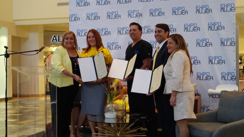 De izquierda a derecha, Natalia Ortiz Maurás, Doris Torres, María de Lourdes Ramos, Idhaliz Flores Cadera, Itzamar Peña, Alejandro Devrón y Dr. Nabal Bracero.