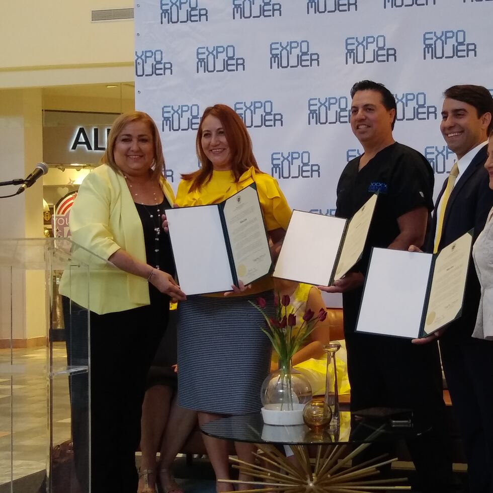 De izquierda a derecha, Natalia Ortiz Maurás, Doris Torres, María de Lourdes Ramos, Idhaliz Flores Cadera, Itzamar Peña, Alejandro Devrón y Dr. Nabal Bracero.