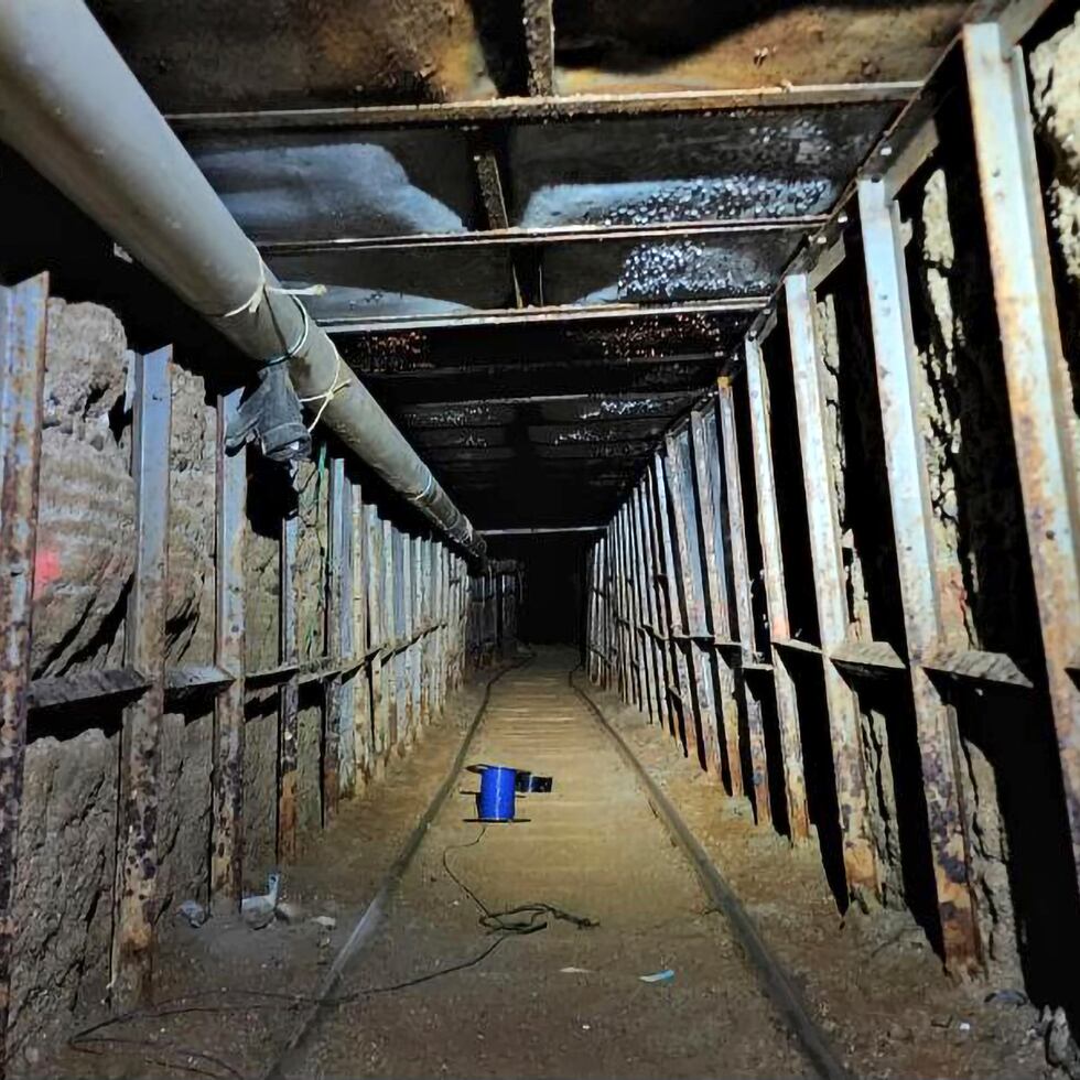 Esta fotografía sin fecha proporcionada por el área de Investigaciones del Departamento de Seguridad Nacional muestra el interior de un túnel transfronterizo que une la ciudad mexicana de Tijuana con el área de San Diego.