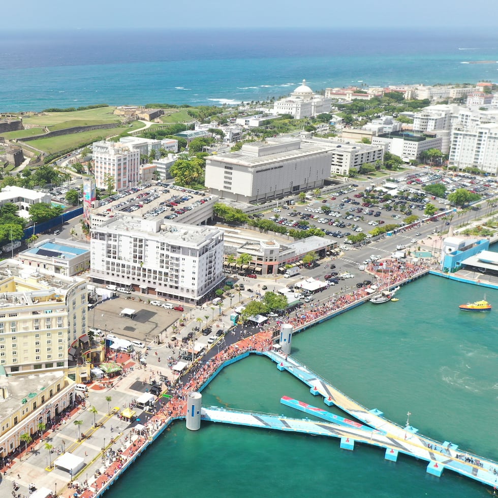 Vista aérea de la isleta del Viejo San Juan en momento que se celebra la regata en celebración de los 500 años de la fundación de la capital.