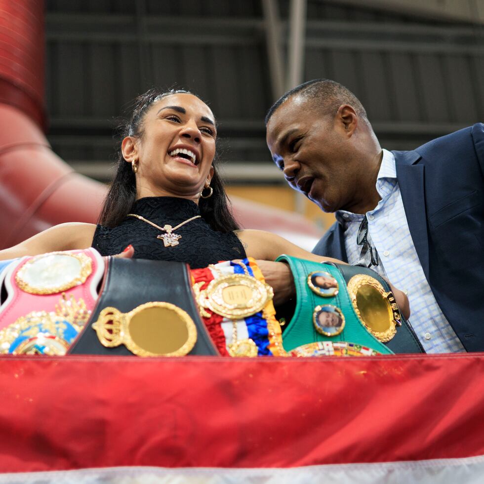 Amanda Serrano y Félix "Tito" Trinidad compartieron con los fanáticos que llegaron hasta la cancha Nilmarie Santini.