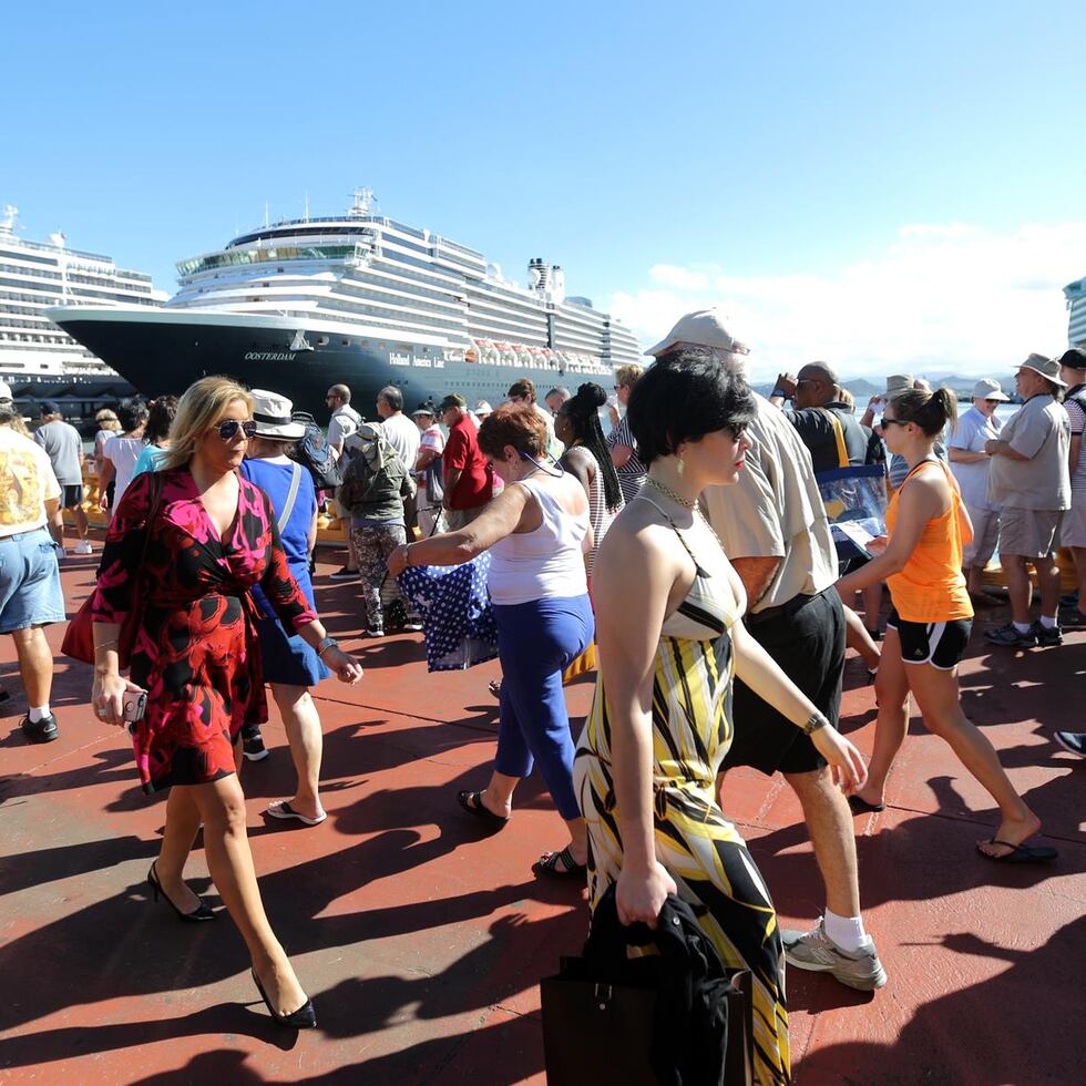 Esta semana,  la llegada de varios barcos cruceros trajo a la Isla en un solo día, 24,117 turistas, superando así la cifra récord.