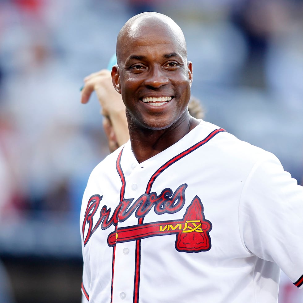 El exprimera base de los Braves de Atlanta, Fred McGriff, sonríe en el campo antes de un partido de béisbol contra los Marlins de Miami en agosto de 2015.