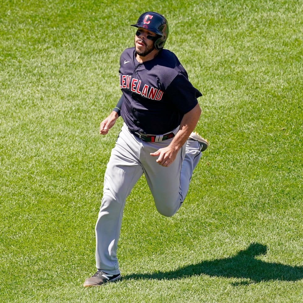 Rene Rivera anota carrera durante el partido contra los Royals de Kansas City.