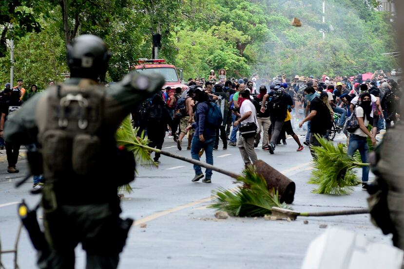 Los actos violentos se extendieron por unas cuatro horas y culminaron cuando los manifestantes –muchos con los rostros cubiertos– se dispersaron por la avenida Roosevelt y cerca del Recinto de Río Piedras de la UPR.
