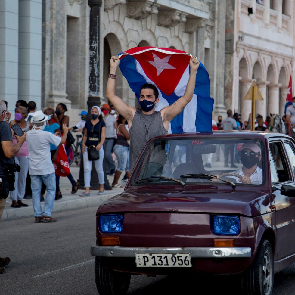 Simpatizantes del gobierno cubano portan banderas cubanas como parte de una caravana "por el amor, la paz y la solidaridad", organizada por la Unión de Jóvenes Comunistas en La Habana, Cuba, el jueves 5 de agosto de 2021.