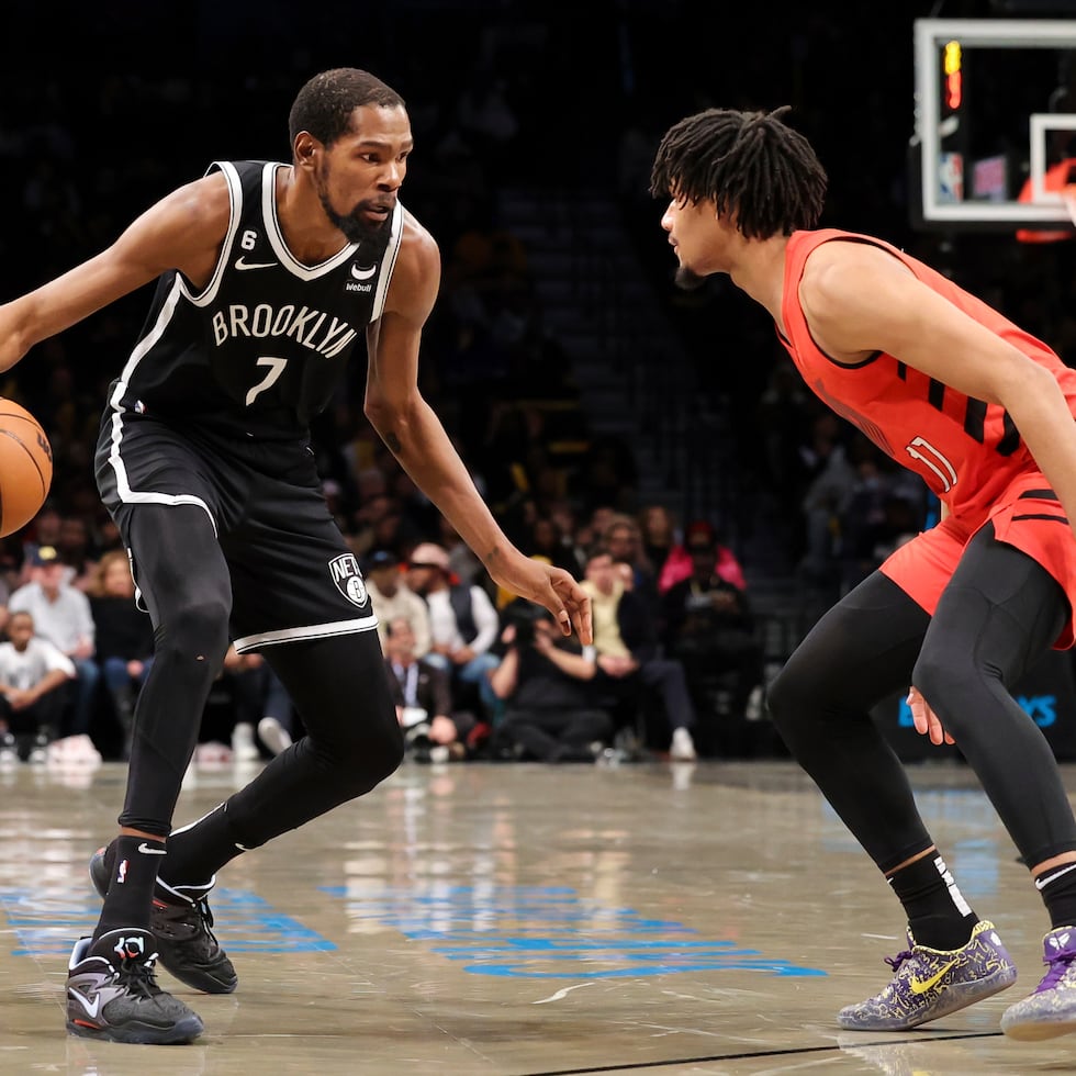 Kevin Durant (con el balón) está lesionado, pero se espera que vuelva pronto a la cancha.