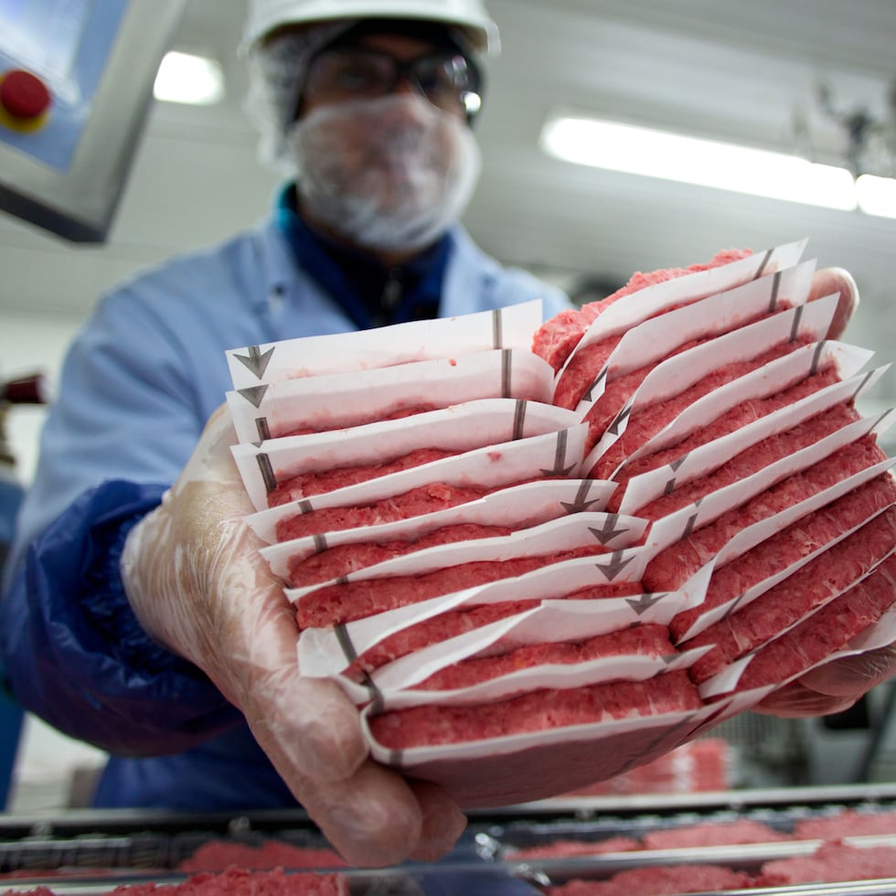 Emprosur se mudó a Coamo en el 2013, desde donde procesa y empaca carnes para supermercados, comedores escolares, restaurantes y otros.