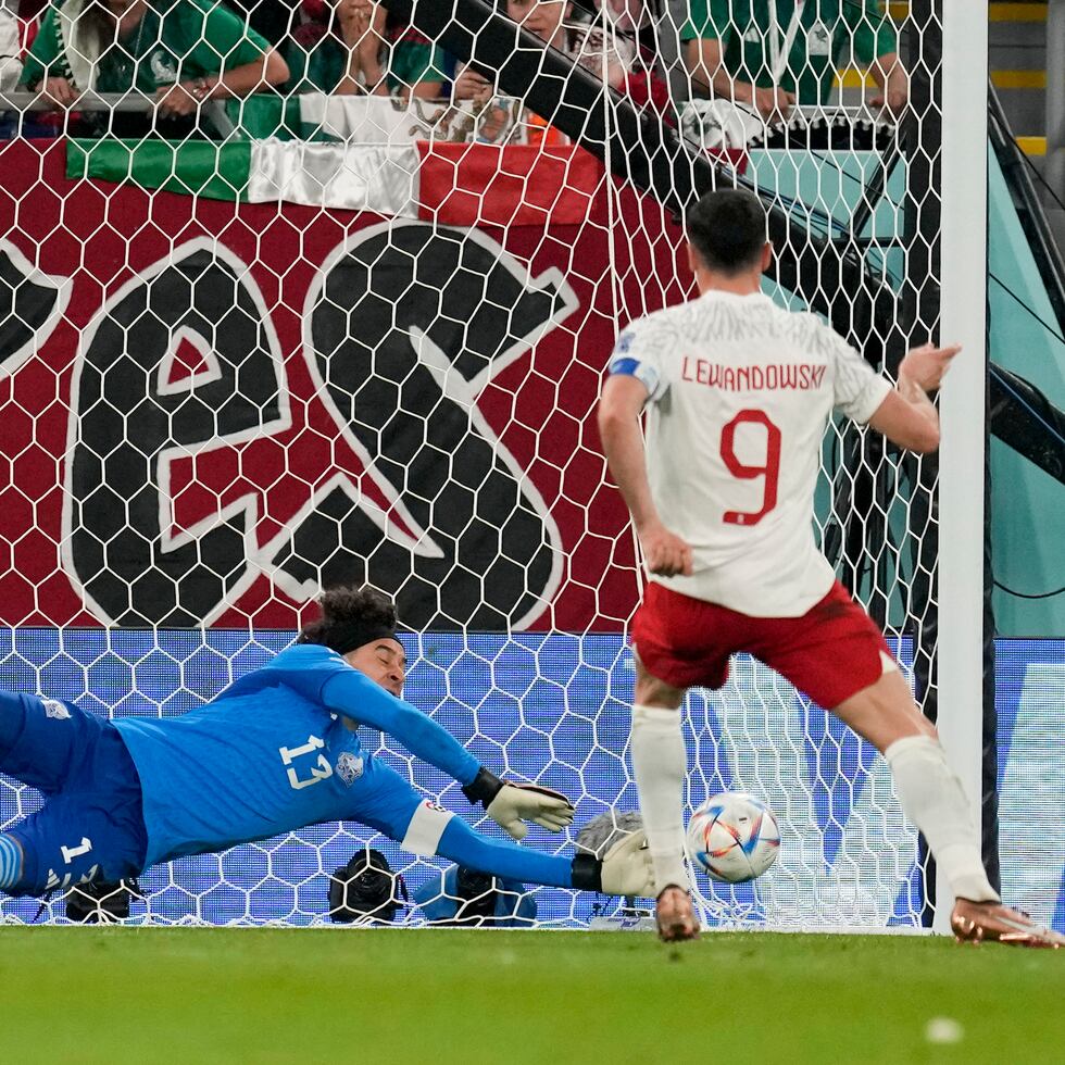 El arquero de México Guillermo Ochoa ataja el penal ejecutado por el polaco Robert Lewandowski en el partido del Grupo C del Mundial, para salvar el empate y evitar el revés.