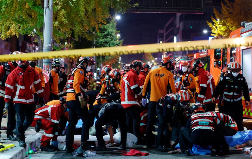 Socorristas y bomberos cuando trabajaban en la escena de una estampida fatal en Seul, Corea del Sur, durante celebraciones de Halloween, el sábado, 29 de octubre del 2022.