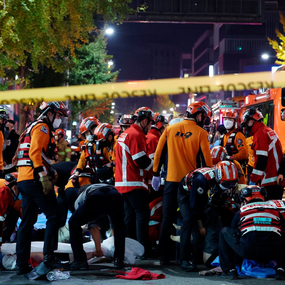 Socorristas y bomberos cuando trabajaban en la escena de una estampida fatal en Seul, Corea del Sur, durante celebraciones de Halloween, el sábado, 29 de octubre del 2022.