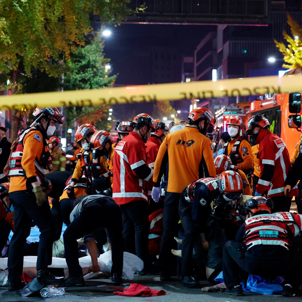 Socorristas y bomberos cuando trabajaban en la escena de una estampida fatal en Seul, Corea del Sur, durante celebraciones de Halloween, el sábado, 29 de octubre del 2022.