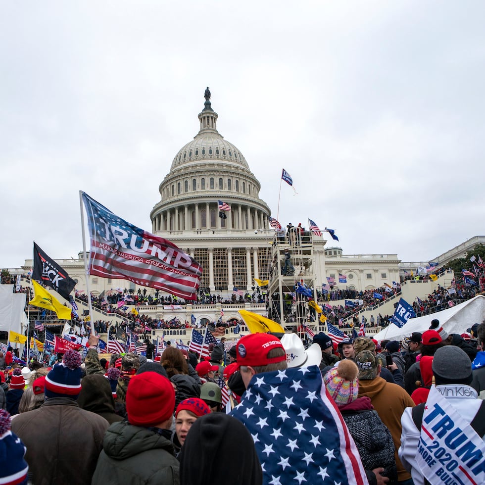 Insurrectos leales al presidente Donald Trump asaltan el Capitolio, Washington, 6 de enero de 2021.