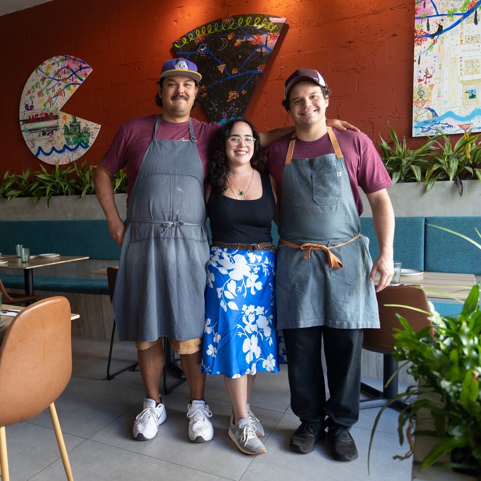 De izquierda a derecha, el chef Stephen Reyna, la gerente Desirée Duarte y Francis Guzmán, propietario de la pizzería La Santurcina.