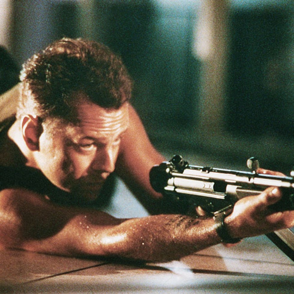 Aunque ye era una figura conocida, Bruce Willis alcanzó un nivel de súper estrella al protagonizar en 1988 la película de acción "Die Hard", donde caracterizó a John McClane.