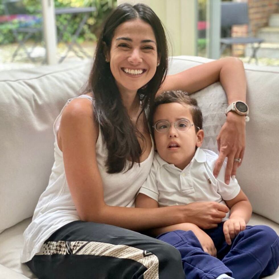 Viviana Rodríguez y su hijo Arturo Javier Alonso Rodríguez, quien tiene una mutación en el gen FRRS1L, variante que ha sido descrita como el "gen boricua".