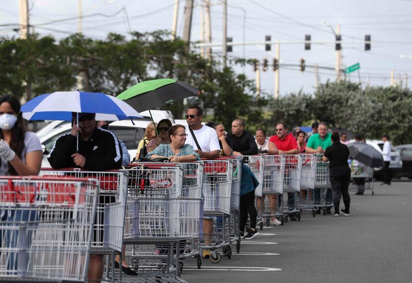 La fila de personas para entrar hoy, sábado, al Costco de Bayamón.