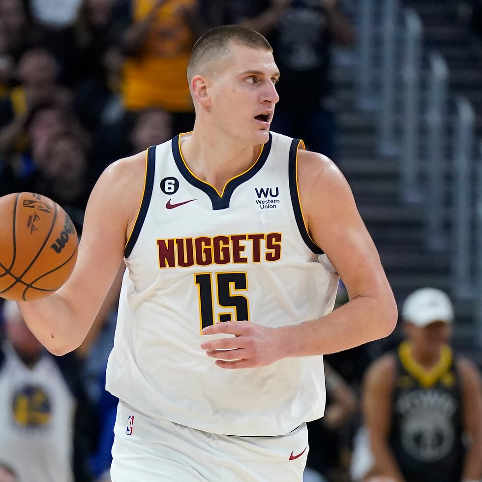 Nikola Jokic podría convertirse en el primer jugador en ganar tres premios MVP consecutivos desde el miembro del Salón de la Fama Larry Bird de 1984-86.