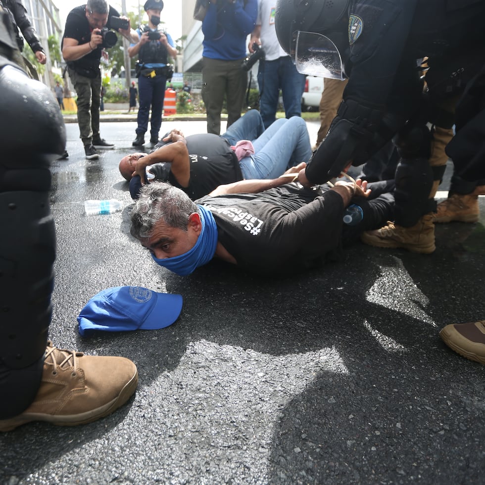 Citan a manifestantes arrestados por cargo menos grave tras protesta en la Milla de Oro