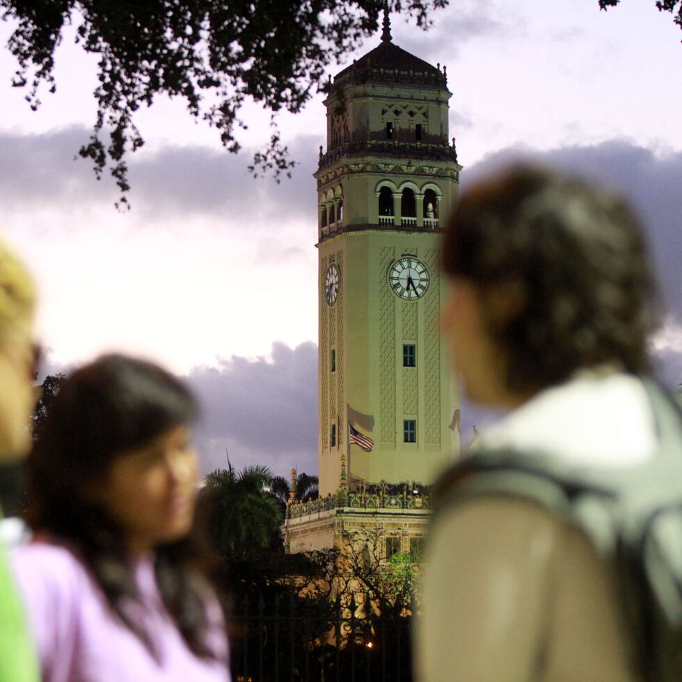 Las universidades en Puerto Rico también han experimentado reducciones en sus matrículas, especialmente desde el azote del huracán María en el 2017.