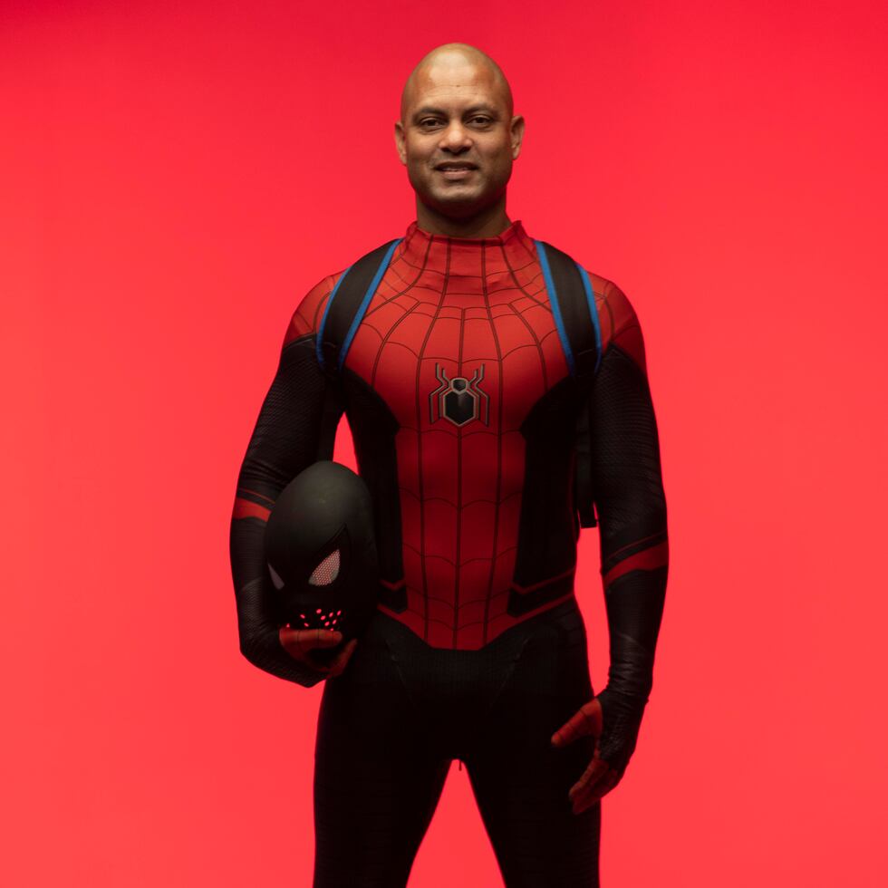 Luego de la muerte de su padre debido al cáncer de colon, Félix Santana Rivera, decidió llevar alegría a niños con cáncer hospitalizados, pero vestido de Spider-Man.