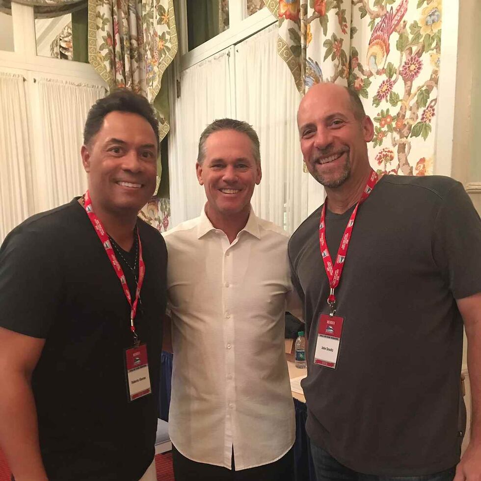 El boricua Roberto Alomar (izquierda) comparte con otros dos miembros del Salón de la Fama, Craig Biggio (centro) y John Smoltz (derecha) durante un evento  en Cooperstown. (Suministrada)