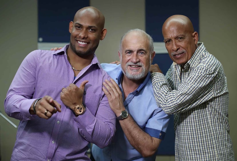 Jerry Rivas, al centro, cierra el 2018 con el gran bailable de fin de año de El Gran Combo hoy, 31 de diciembre, en el Centro de Convenciones de Puerto Rico. En la foto, Anthony García y Papo Rosario. (Foto GFR Media)