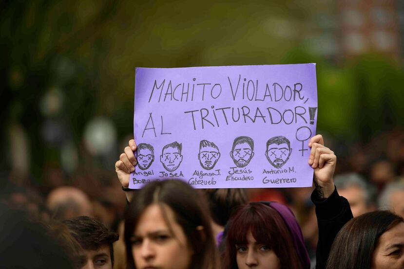 "Para la justicia patriarcal, sobrevivir se convierte en una prueba de que no hay violación. Estamos aquí para apoyar a la víctima de la violación múltiple", aseguró. (AP)