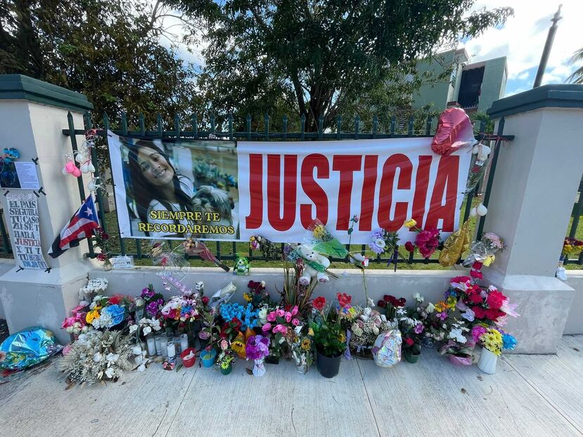 Amigos y vecinos de Keishla Rodríguez colocaron un altar en su memoria justo en la entrada al residencial Villa Esperanza, luegar donde vivía la joven.