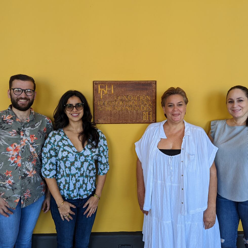 La directora ejecutiva de la Fundación Puertorriqueña de las Humanidades, Sonya Canetti Mirabal, junto a los oficiales de programa de la entidad.