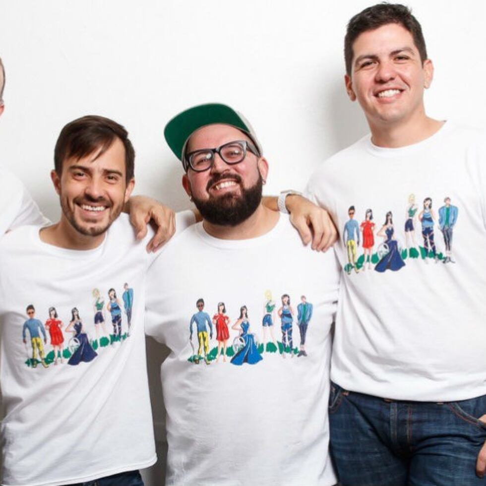 David Antonio, Giován Cordero, Jaer Cabán y Luis Quintana Moreno presentan las nuevas camisetas de la Fundación Mi Gran Sueño. (Foto: Suministrada)