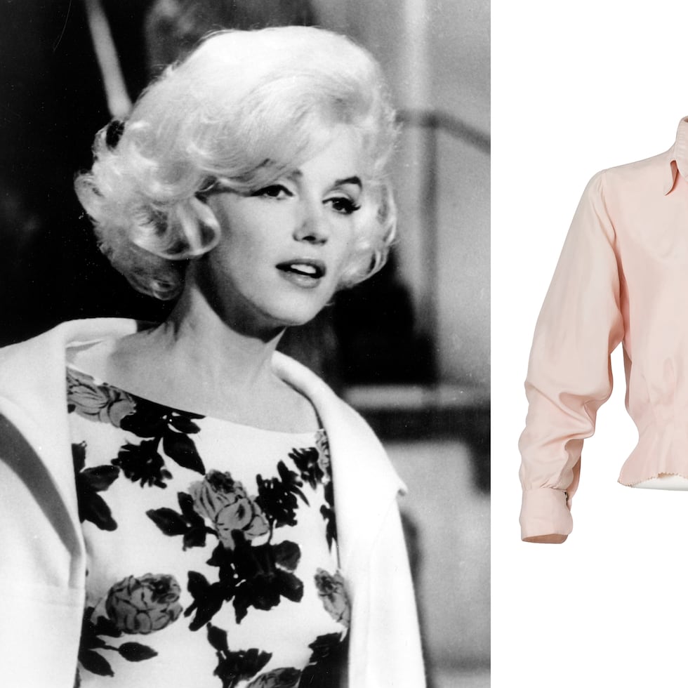 En esta combinación de fotos, Marilyn Monroe en el set de "Something's Got To Give", en Los Ángeles, en abril de 1962, izquierda, y una blusa de seda rosa pálido hecha a la medida para Monroe para "Let's Make Love". La prenda forma parte de una subasta de Julien's Auctions de artículos históricos de Hollywood prevista del 15 al 17 de julio de 2022. (Foto AP, izquierda, Julien's Auctions vía AP)