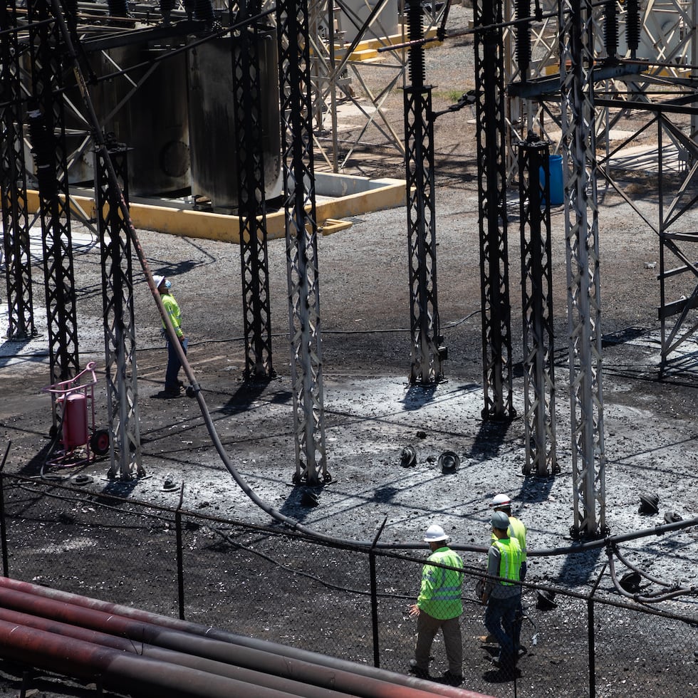 7 de abril de 2022 | En las facilidades de Costa Sur los directivos de la AEE y LUMA atendieron a la prensa en los predios donde ocurrió la avería que causó el apagón. En la foto, el área del incendio en el patio de interruptores.