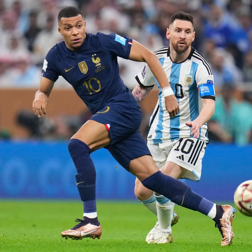 El francés Kylian Mbappé (izquierda) y el argentino Lionel Messi pugnan por el balón durante la final de la Copa Mundial. 