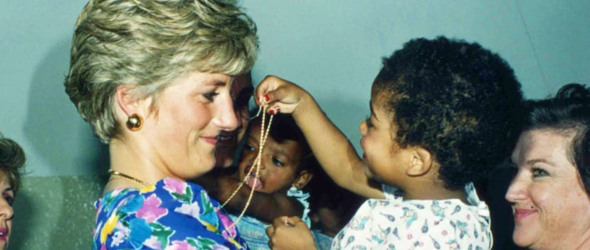 En esta foto del 24 de abril de 1991, la princesa Diana de Gales juega con un bebé VIH positivo en su segundo día de una visita a Sao Paulo, Brasil. (Prensa Asociada)