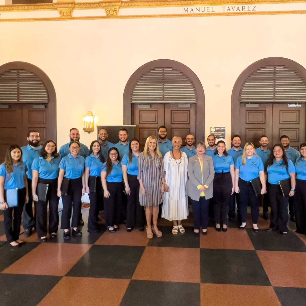 La agrupación Coralia de la Universidad de Puerto Rico, recinto de Río Piedras lanzó su disco compacto "Reflejo". En la foto, miembros del coro, junto a las doctoras Carmen Acevedo, (directora)  Agnes Bosh, (decana de Humanidades) y la rectora de la UPR, Angélica Varela Llavona.