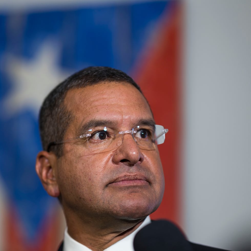 El gobernador Pedro Pierluisi atiende a los medios tras una conferencia de prensa.