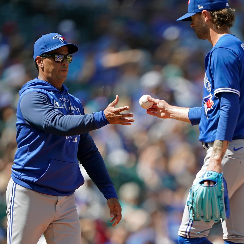 Los Blue Jays de Toronto Blue han perdido cuatro juegos al hilo y nueve de los pasados 10. En la foto, el dirigente Charlie Montoyo sustituye al lanzador Adam Cimber, durante la octava entrada del partido del domingo ante Seattle.