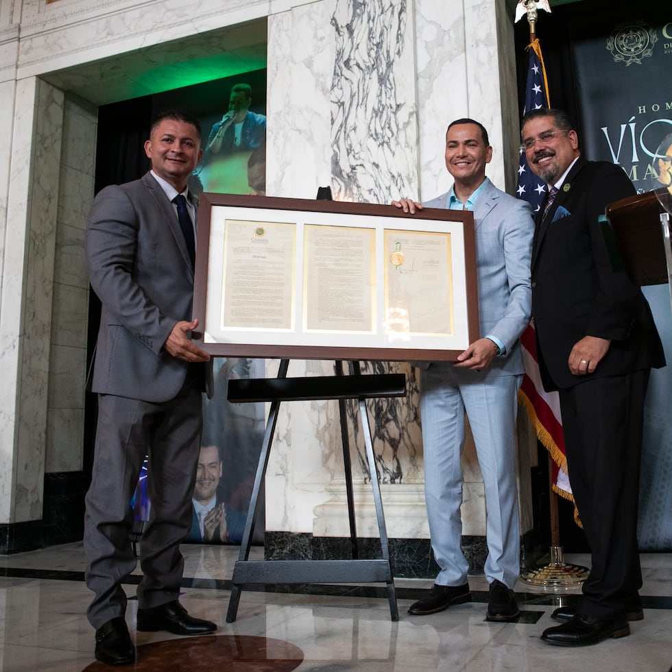 30 de mayo de 2023. San Juan, PR. Reconocimiento y homenaje al cantante salsero Víctor Manuelle en la Cámara de Representantes de Puerto Rico por sus 30 años de trayectoria. En la foto Victor Manuelle acompañado  del presidente de la Cámara Rafael Tatito Hernández y el representante del Distrito 16, Eladio Cardona. FOTO POR: Josian Bruno Gómez / GFR Media